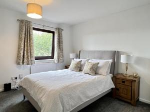 Postel nebo postele na pokoji v ubytování Modern 2 bed townhouse just outside City Walls with free private parking