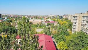 una vista aérea de una ciudad con techo rojo en Best Apartment, en Bishkek