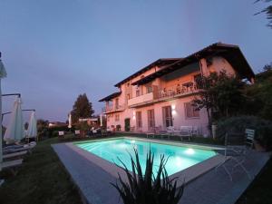 Bazén v ubytování Domus Langhe B&B nebo v jeho okolí