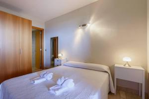 En eller flere senge i et værelse på Benalmádena Luxury Apartment + 12 billeder