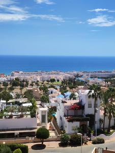 uma vista da cidade e do oceano em Ático El Mar Mojácar- Marina de la Torre Res. Golf em Mojácar