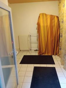 een badkamer met een douche en een handdoek aan de muur bij Julia's Monteur Oase - Premium Apartment exklusiv für Solo-Reisende in Ennepetal