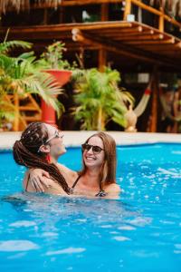 Deux femmes nagent dans une piscine dans l'établissement Kasakolà, à Palomino