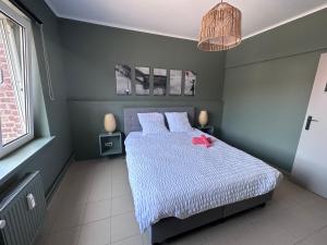 1 dormitorio con 1 cama con pared azul en Maurice en ville n14 en Namur