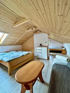 um quarto com uma cama e uma mesa em Magiczne Wzgórze em Ustroń