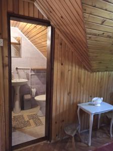 ein Bad mit einem WC, einem Waschbecken und einem Tisch in der Unterkunft Kuća za odmor Vidikovac in Bajina Bašta