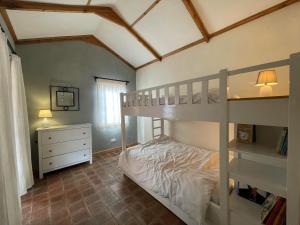 ein Schlafzimmer mit einem Etagenbett und einem Schreibtisch in der Unterkunft Chui Cottage with tennis facing Mt Kenya & near Ngare Ndare in Timau