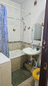 y baño con lavabo, bañera y aseo. en Apartment na VEFe en Bishkek