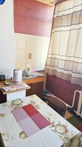 Habitación con cama, mesa y barra. en Apartment na VEFe, en Bishkek 7 fotos más