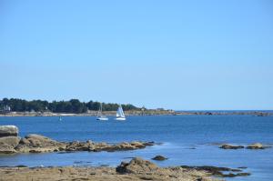 dos veleros en el agua con rocas y una playa en Appartement Corniche II - Superbe Vue Mer !!! wir sprechen flieBen deutsch, Touristentipps, we speak English en Concarneau