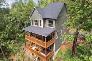 una vista aérea de una casa en el bosque en Chasing the Son Cabin cabin, en Sevierville