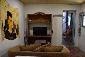 MONADita في سان كريستوبال دي لاس كازاس: غرفة معيشة مع أريكة وتلفزيون