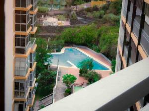 einen Blick über einen Pool zwischen zwei Gebäuden in der Unterkunft Apartamento en Puerto de la Cruz in Puerto de la Cruz