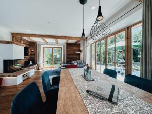 a dining room with a long table and chairs at Chalet Nordic mit privatem Whirlpool und Sauna in Bayrischzell