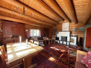 un soggiorno con soffitto in legno e tavolo di Elveseter - log cabin with an amazing view a Lunde Altre 20 foto