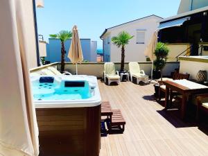 a hot tub sitting on top of a balcony at Apartments Tati in Ulcinj