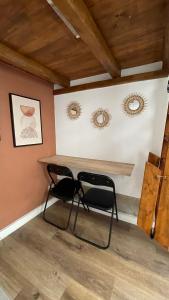 uma mesa e duas cadeiras num quarto em Charmant cocon au cœur de Dijon em Dijon