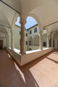 拉奎拉的住宿－Tiny House Alferi，建筑中带有柱子的空拱廊