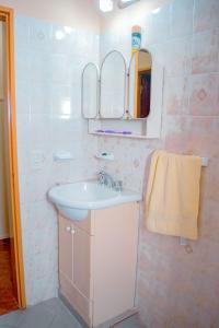 a bathroom with a sink and two mirrors at Le Bon Repos in Alta Gracia