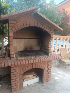 an outdoor brick pizza oven sitting on a patio at Apartmani Paula in Rab