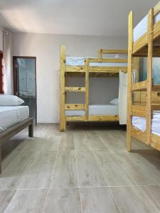 1 dormitorio con 2 literas y suelo de baldosa en Espaço conforto e tranquilidade CASAVEG en Canoa Quebrada