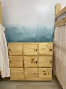 een houten ladekast in een slaapkamer bij Espaço conforto e tranquilidade CASAVEG in Canoa Quebrada
