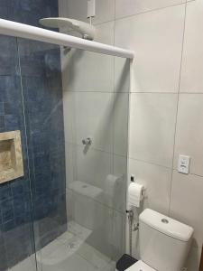 bagno con doccia e servizi igienici. di Espaço conforto e tranquilidade CASAVEG a Canoa Quebrada