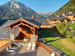 - une vue aérienne sur une maison avec une montagne dans l'établissement Résidence les Alpages - Appartement Boule de neige - 3 pièces 6 personnes, à Champagny-en-Vanoise