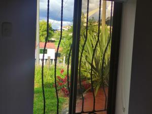 ventana con vistas al jardín en Cabañas & Glamping ILLARI Boutique, en Paipa