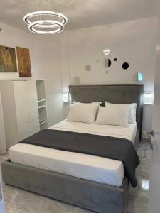 um quarto com uma cama grande e uma cabeceira preta em Flowery Penthouse in city centre of Thessaloniki em Tessalônica