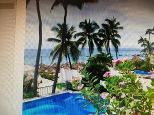 - une vue sur l'océan depuis le balcon d'un complexe dans l'établissement one Beach st hotel - beach Front 2BD 2BA WITH BALCONY in Zona Romantic Puerto Vallarta, à Puerto Vallarta