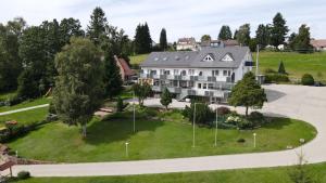 een luchtzicht op een groot huis bij Hotel Talblick in Dobel