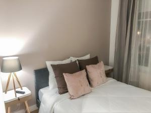 Un dormitorio con una cama blanca con almohadas y una ventana en Bao Tiam-TIAM CONCIERGERIE-5min DISNEY-Parking Gratuit, en Serris