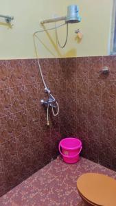 cubo rosa en el baño con ducha en The Sea Breeze en Nuvem