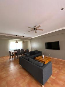 sala de estar con sofá y mesa en Bavaro Green, en Punta Cana