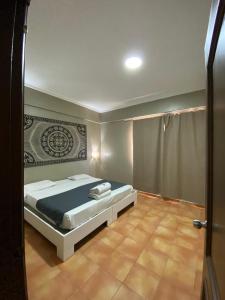 1 dormitorio con 1 cama y ducha. en Bavaro Green, en Punta Cana