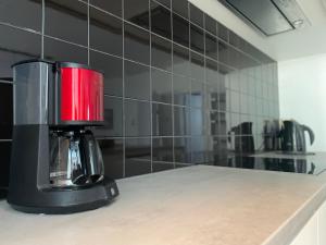 eine Kaffeemaschine auf einer Theke in einer Küche in der Unterkunft Logie De Terp in Knokke-Heist