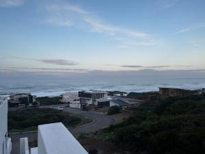 una vista de una carretera con el océano en el fondo en Yzerfontein Villa Fantastica - No Loadshedding, en Yzerfontein