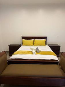 Una cama con dos animales de peluche encima. en Njikale Serviced Apartments - 6, en Lusaka