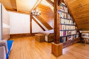 een zolderkamer met een boekenplank gevuld met boeken bij Rooftop 180m2 Loft with private SAUNA, in Bratislava