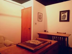 Habitación con mesa de madera y puerta de madera. en Quinta las Ánimas en Xalapa