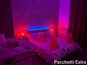 Habitación con cama de color rojo y púrpura. en RooMYitalia - Guest House Il Faraone, en Fiumicino