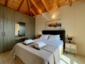 A bed or beds in a room at Villa Vassilis Fiscardo Kefalonia Még 29 kép
