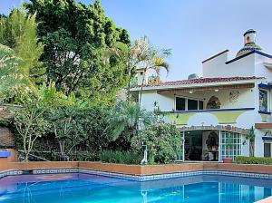 una casa con piscina di fronte a una casa di Casa Jacobina Tepoztlán a Tepoztlán