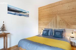 ラ・ブレスにあるAppartement Maïnou à La Bresseの木製の壁のベッドルーム1室(ベッド1台付)