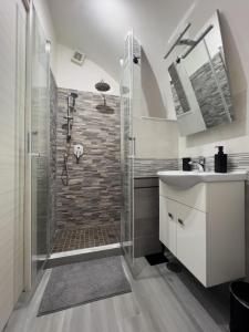 La salle de bains est pourvue d'une douche et d'un lavabo. dans l'établissement La Casa Della Nonna - QuartieriSpagnoli, à Naples