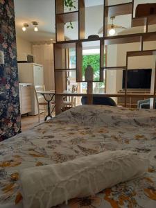 uma cama grande num quarto com uma cozinha em Le studio d'Alexandre - Terrasse et Parking - em Montboucher-sur-Jabron