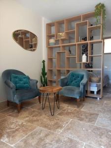 uma sala de estar com duas cadeiras e uma mesa em Le studio d'Alexandre - Terrasse et Parking - em Montboucher-sur-Jabron