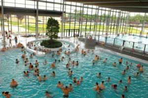 a group of people in a swimming pool at Le petit Kiosque - Terrasse Parking & Local vélo in Verdun-sur-Meuse