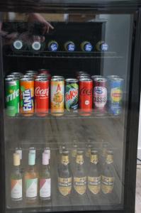 een koelkast gevuld met veel blikjes drank bij Vertoeven bij Verhoeven in Oud-Alblas